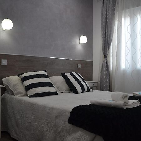 Hostal Meyra Madrid Exterior photo