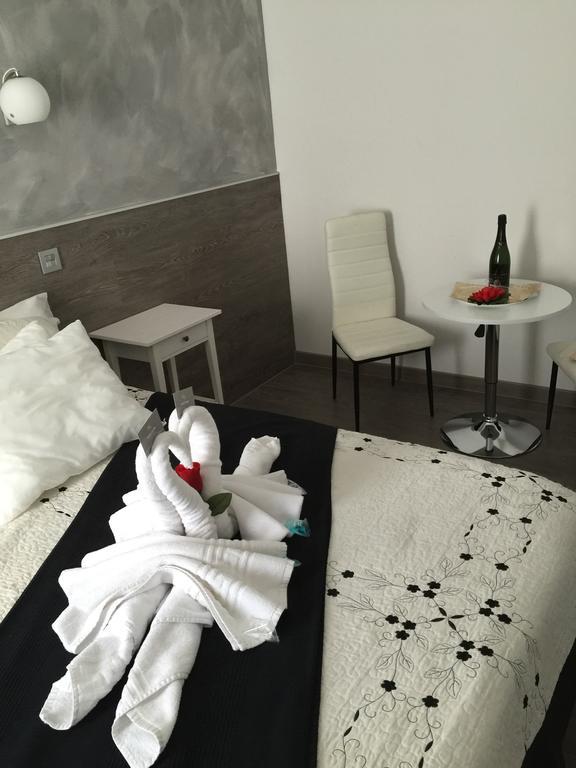 Hostal Meyra Madrid Exterior photo