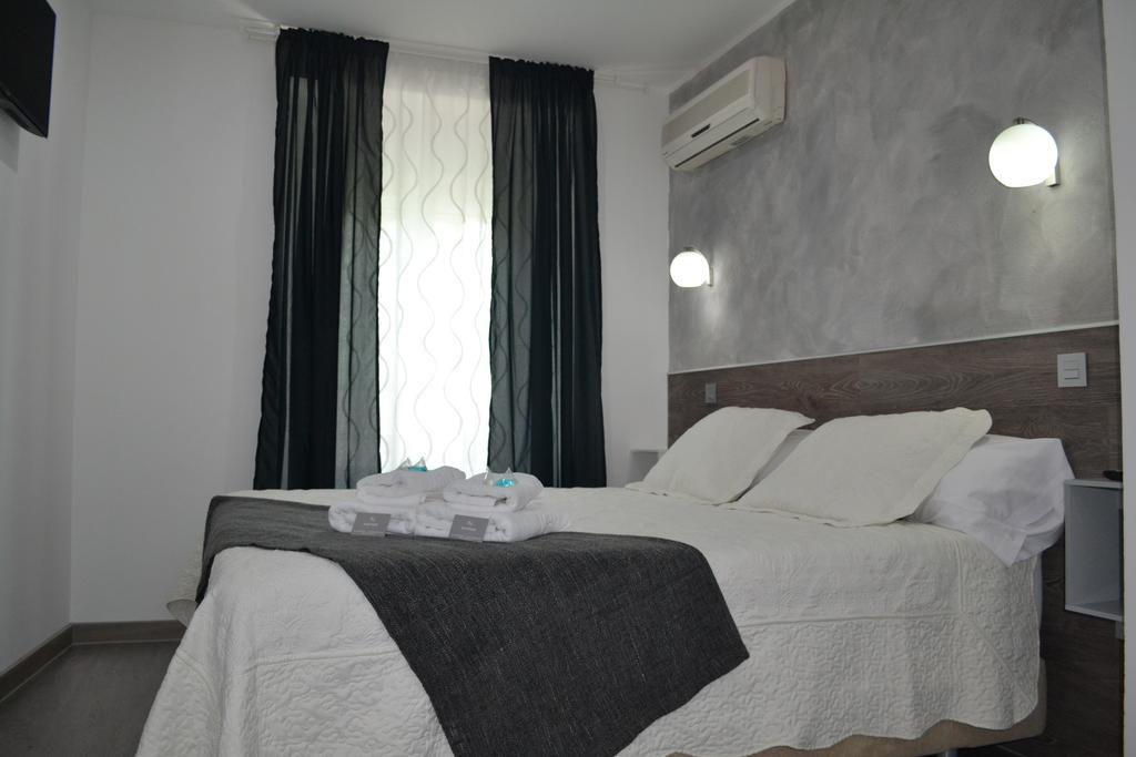 Hostal Meyra Madrid Exterior photo