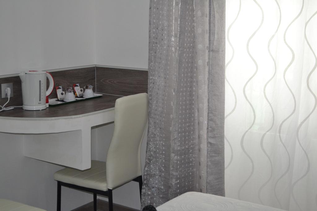 Hostal Meyra Madrid Exterior photo
