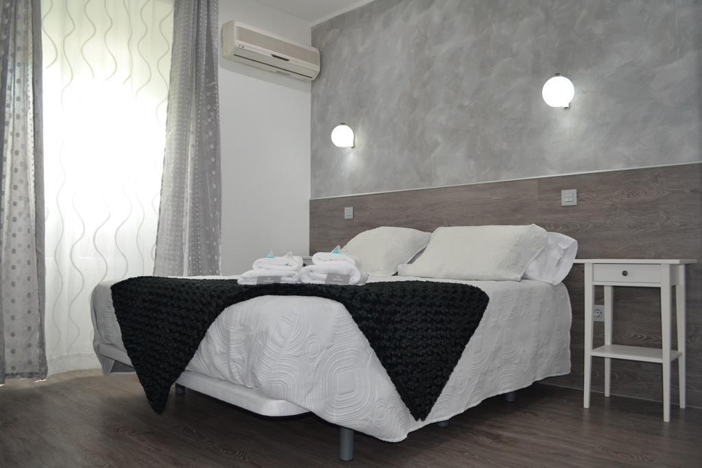 Hostal Meyra Madrid Exterior photo