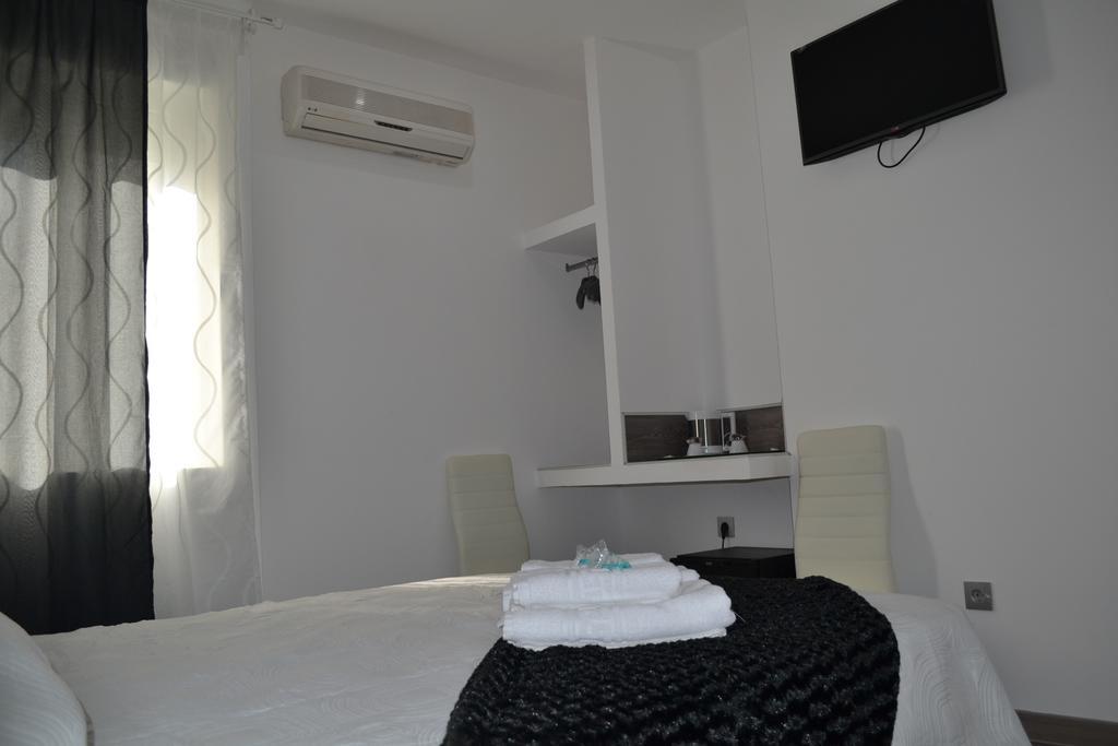 Hostal Meyra Madrid Exterior photo