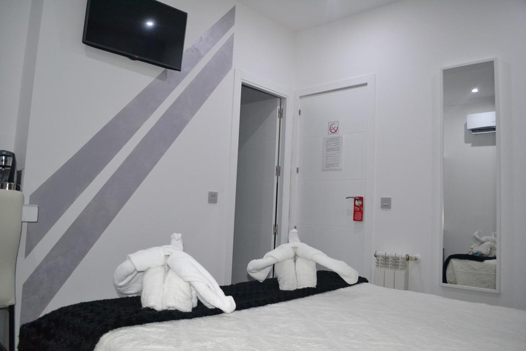 Hostal Meyra Madrid Exterior photo