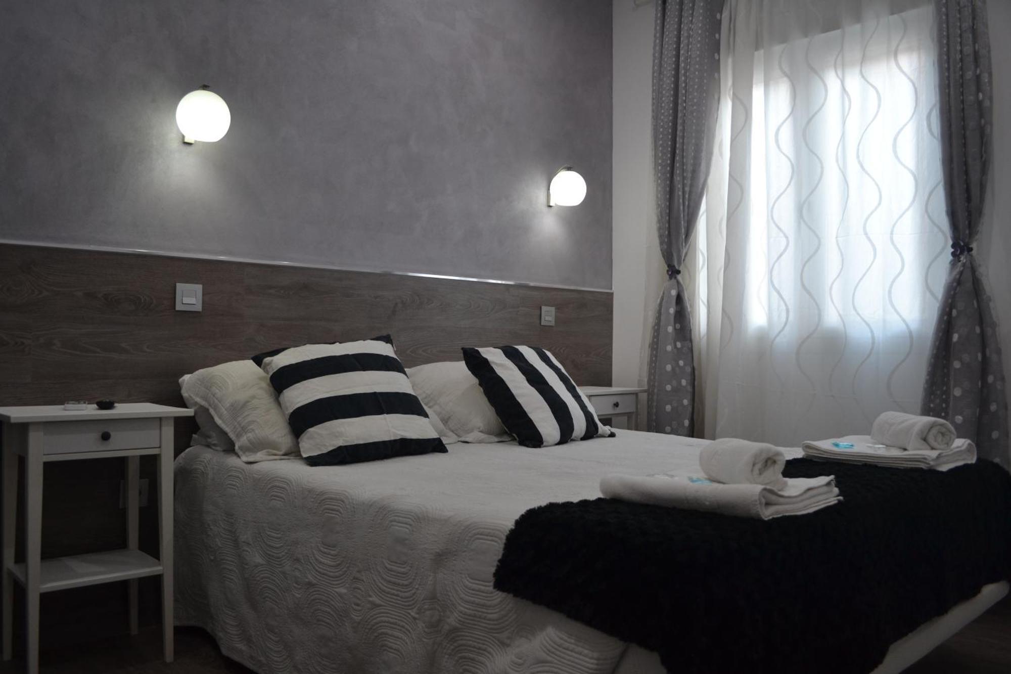 Hostal Meyra Madrid Exterior photo