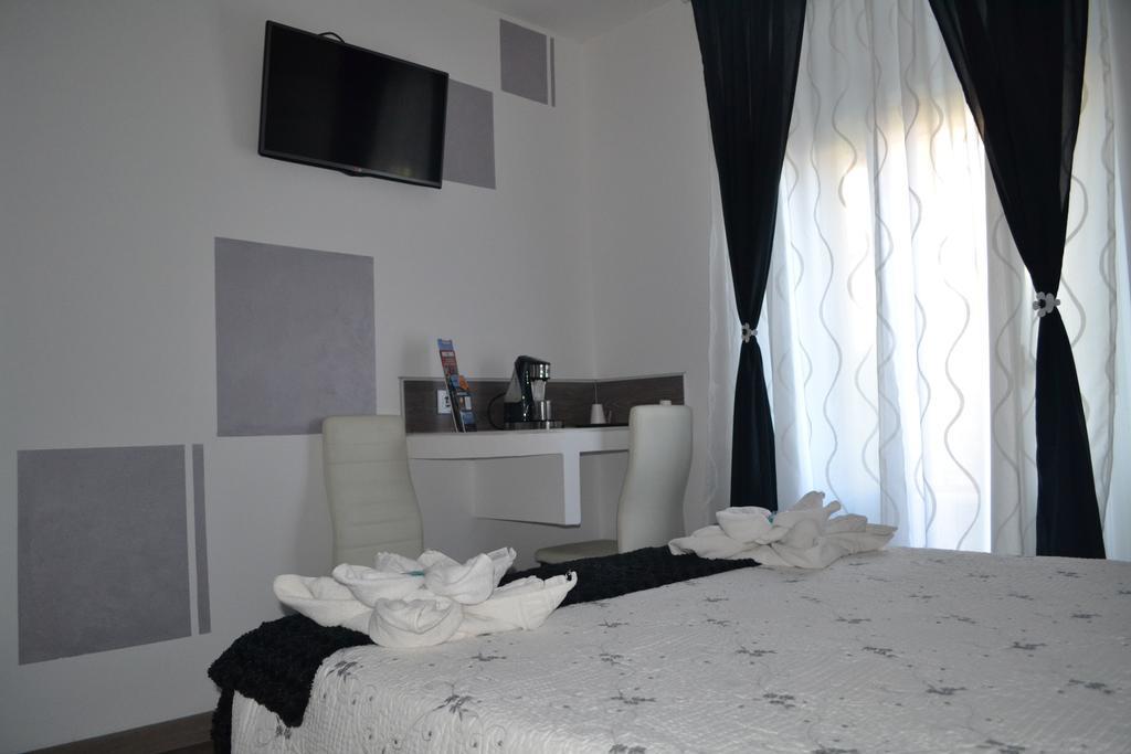 Hostal Meyra Madrid Exterior photo