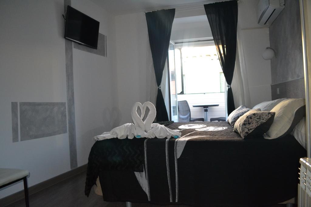 Hostal Meyra Madrid Exterior photo