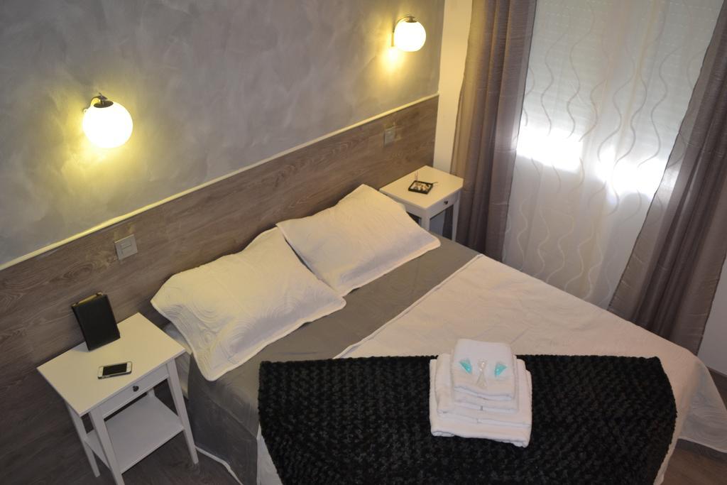Hostal Meyra Madrid Exterior photo