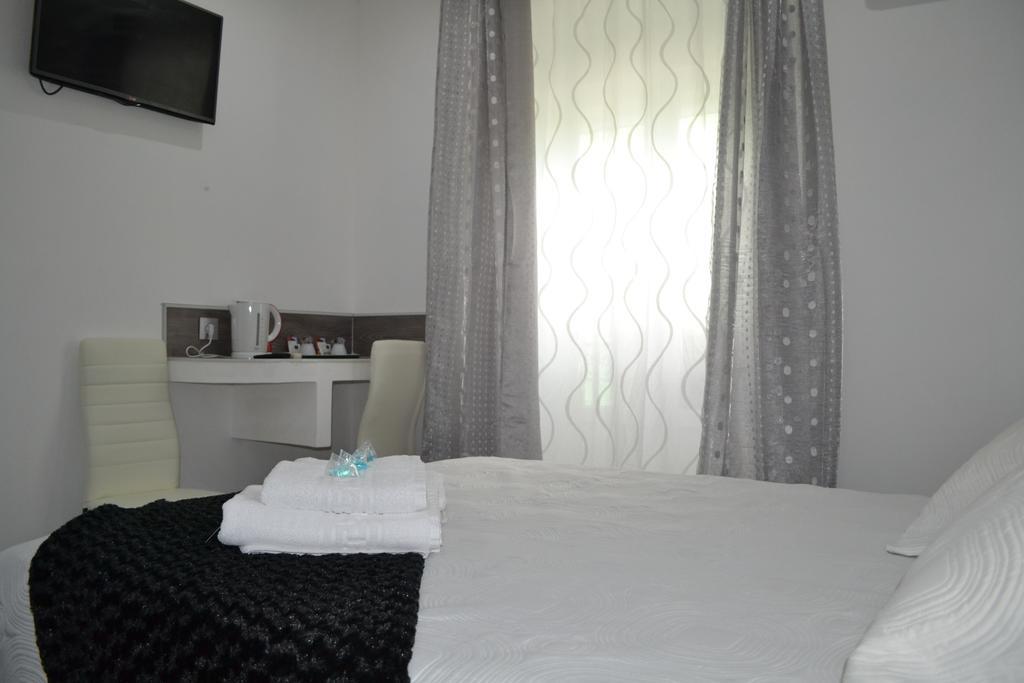 Hostal Meyra Madrid Exterior photo