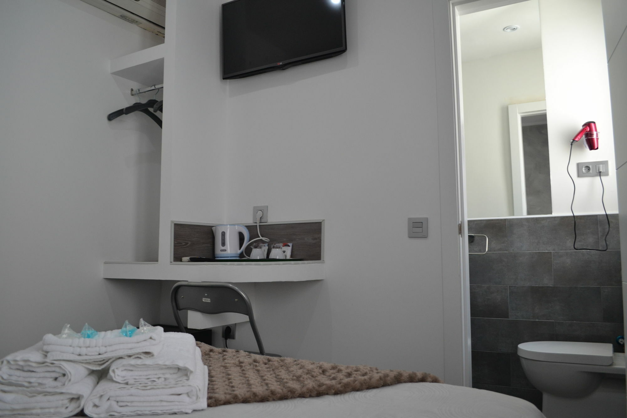 Hostal Meyra Madrid Exterior photo
