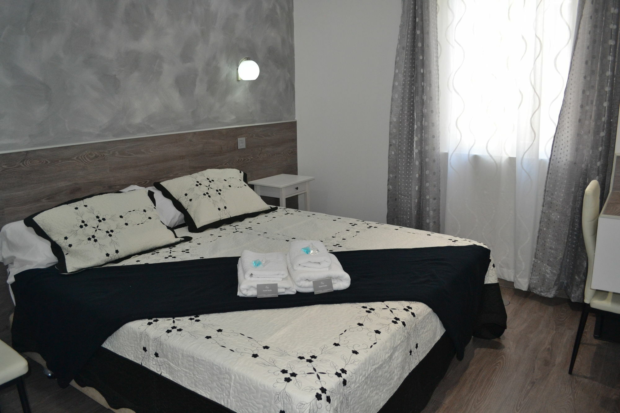 Hostal Meyra Madrid Exterior photo