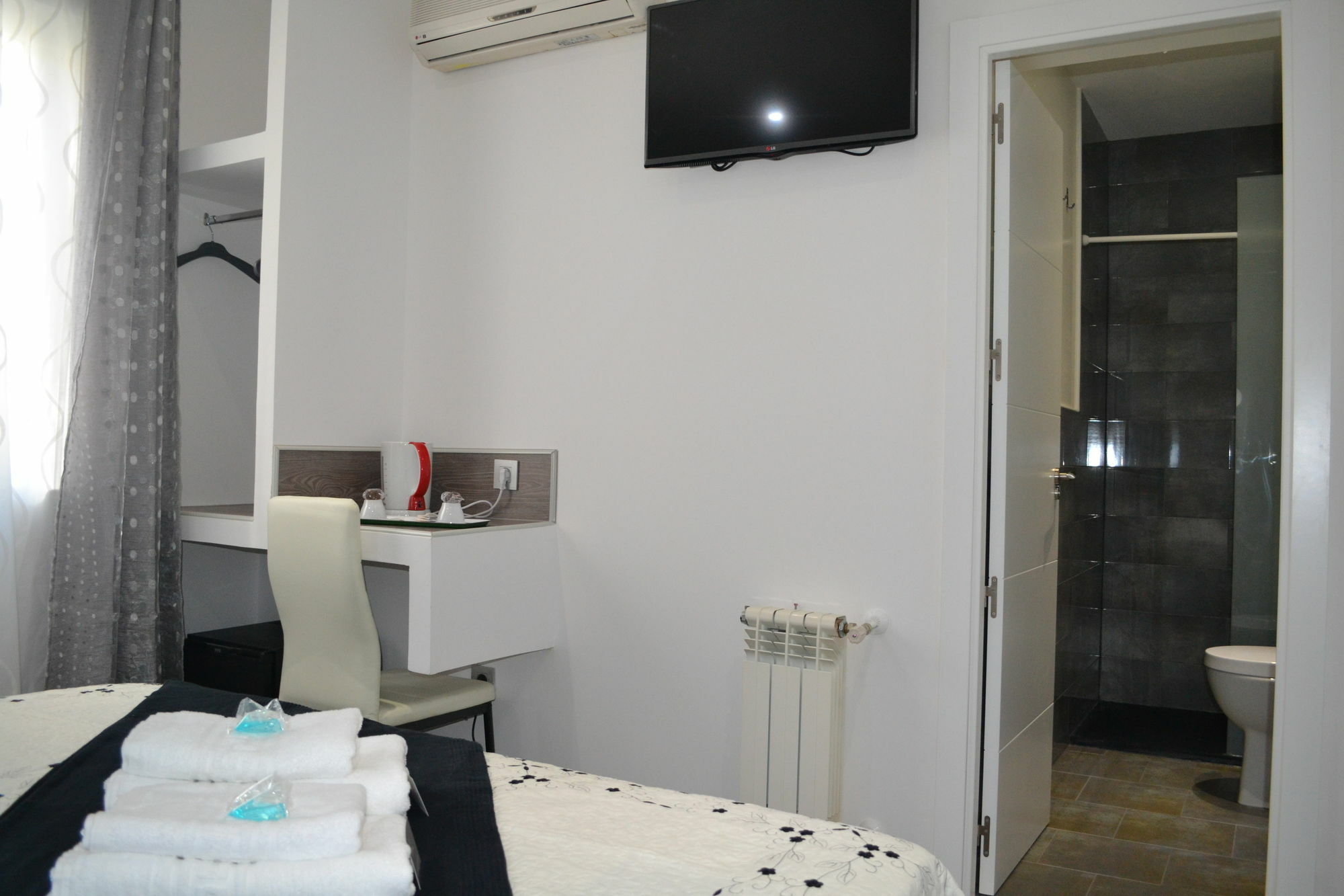 Hostal Meyra Madrid Exterior photo