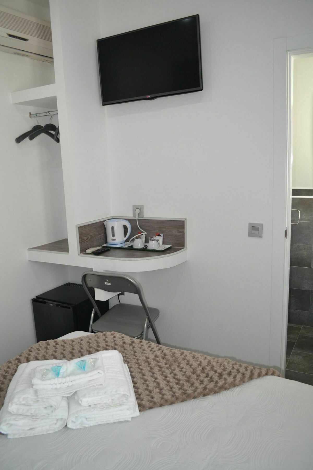 Hostal Meyra Madrid Exterior photo