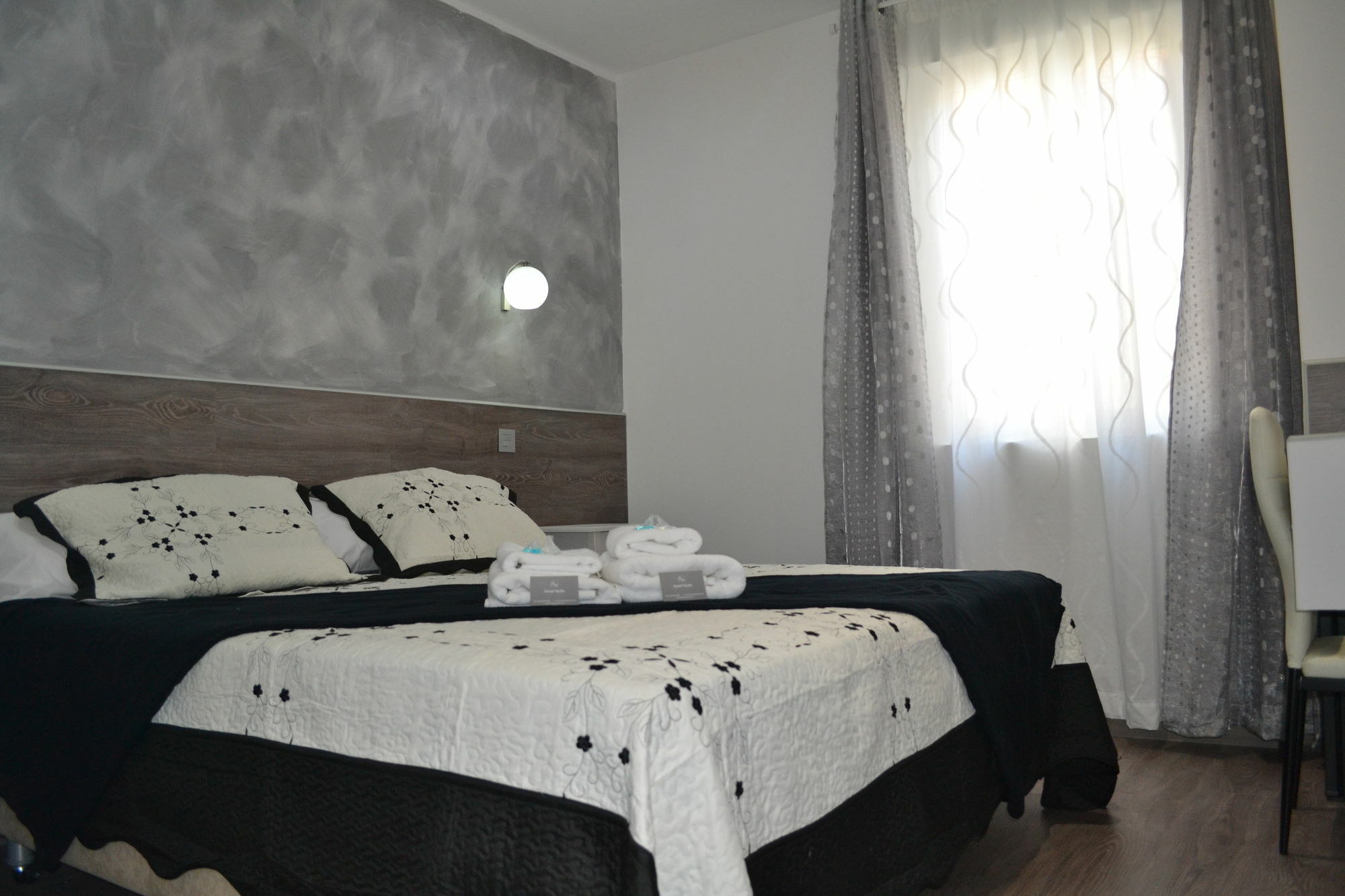 Hostal Meyra Madrid Exterior photo