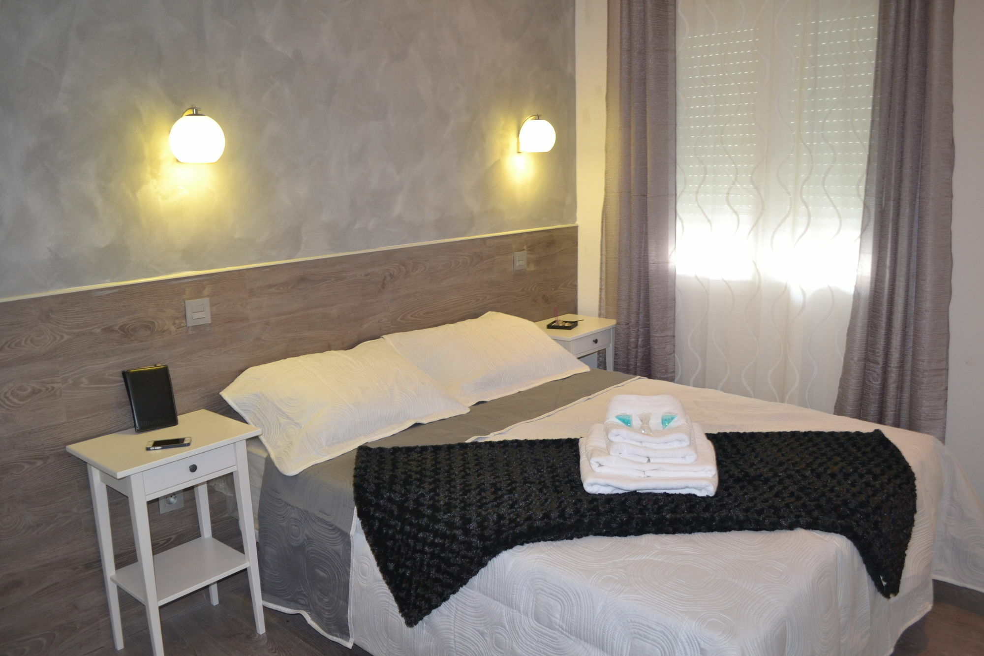 Hostal Meyra Madrid Exterior photo
