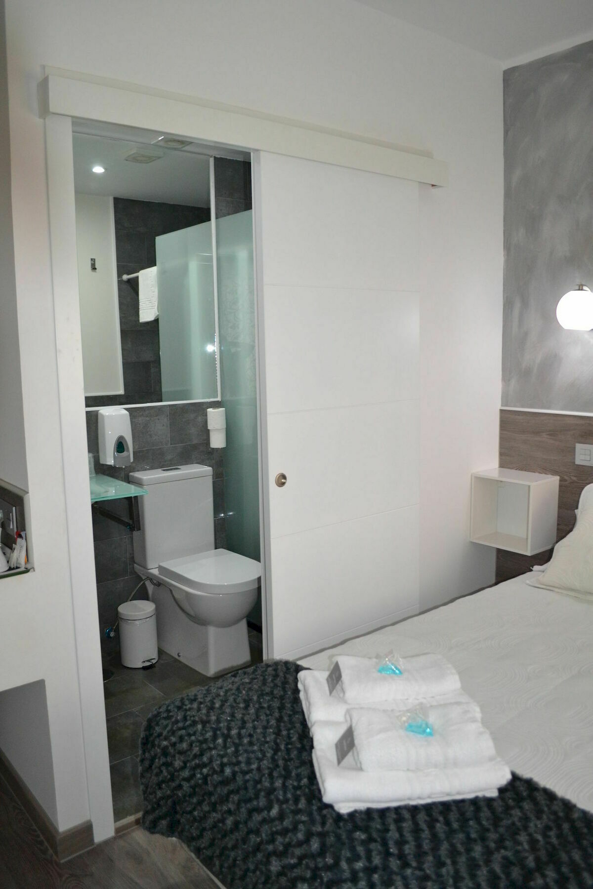 Hostal Meyra Madrid Exterior photo
