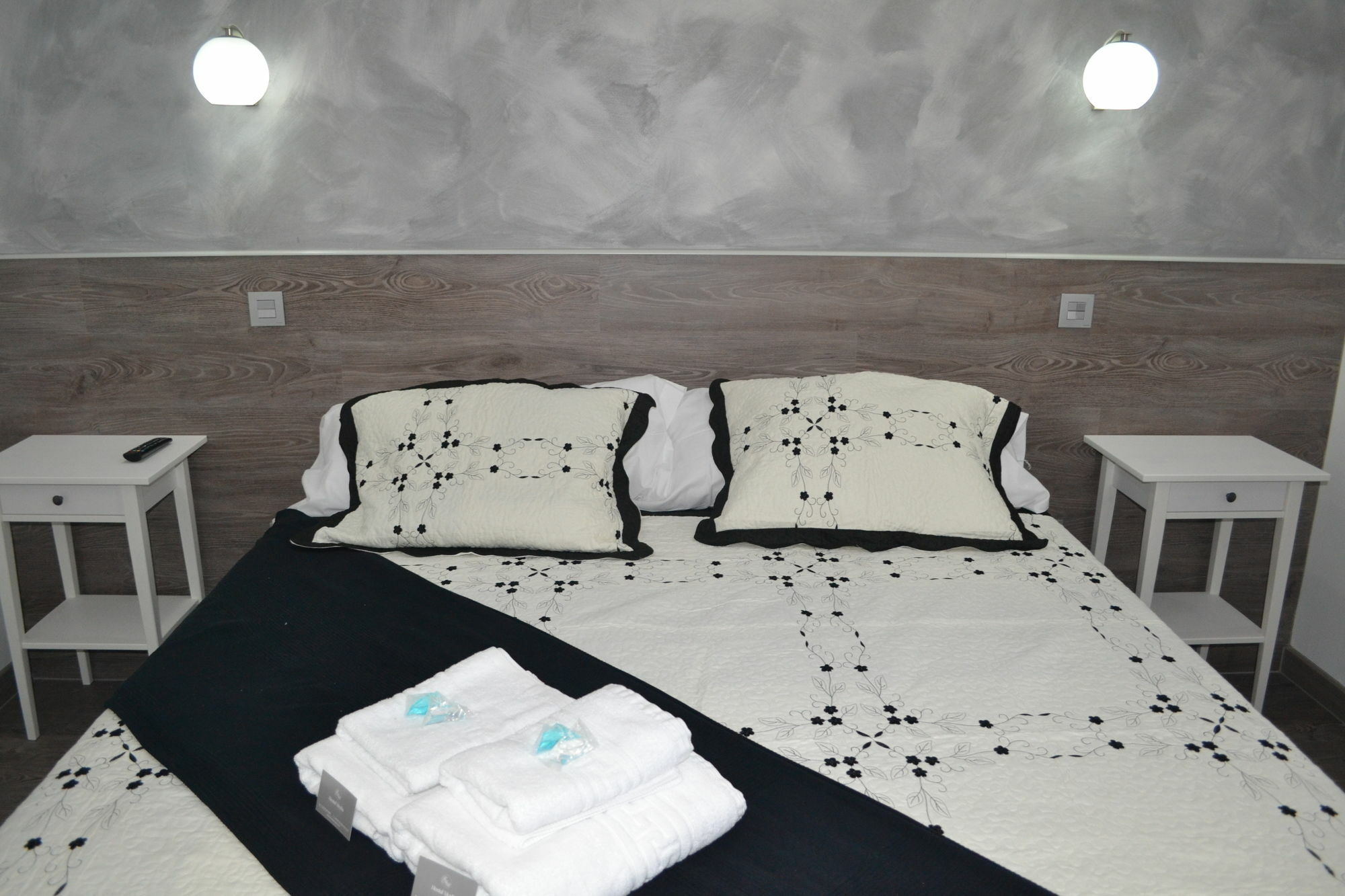 Hostal Meyra Madrid Exterior photo