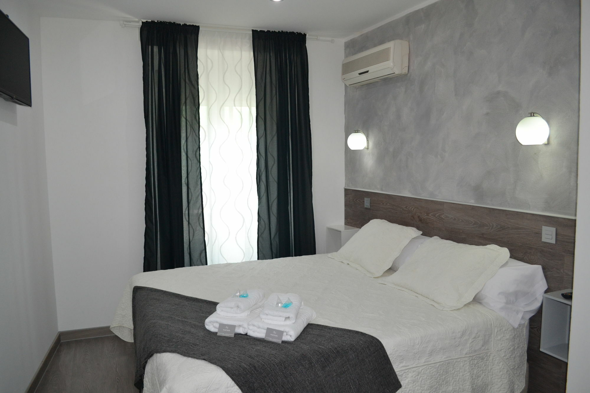 Hostal Meyra Madrid Exterior photo