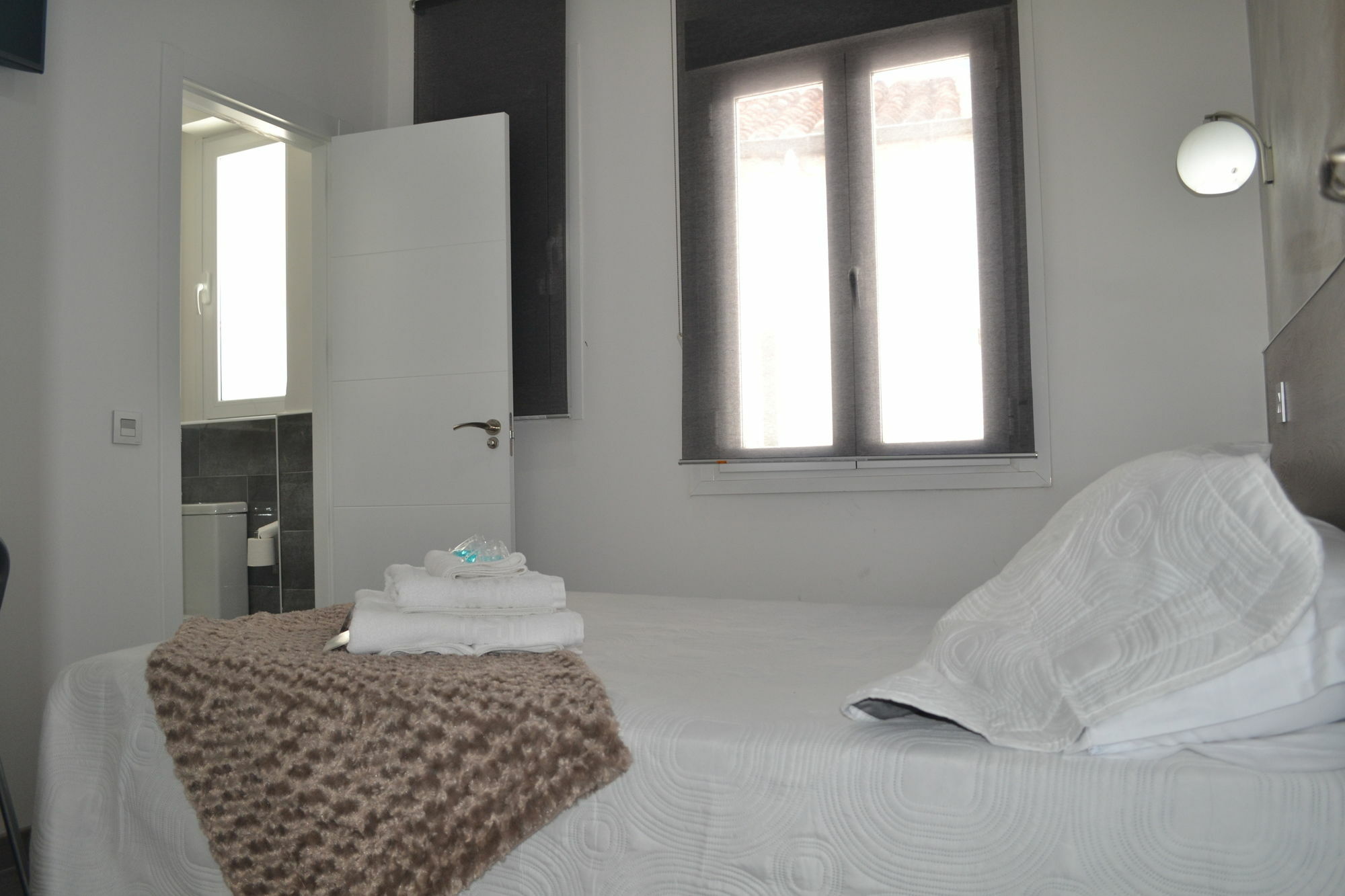 Hostal Meyra Madrid Exterior photo